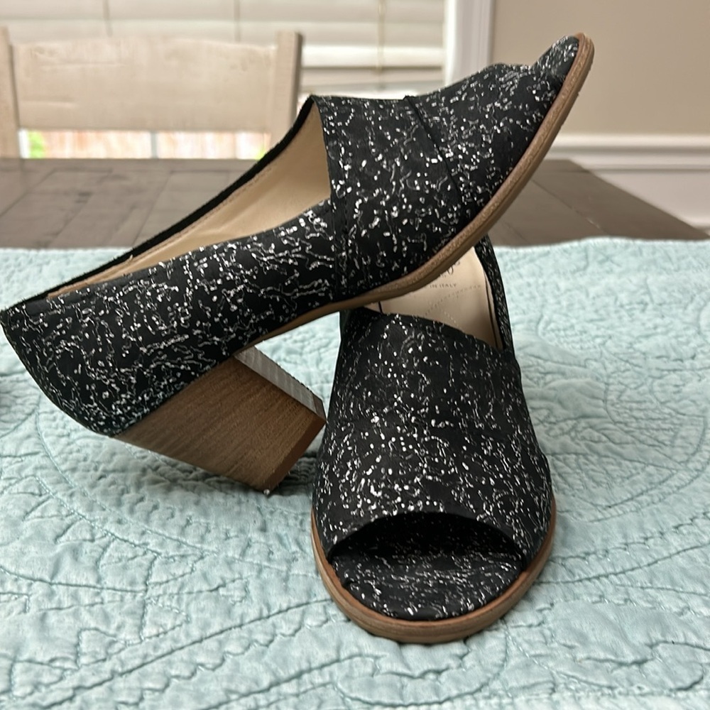 Amalfi By Rangoni Sz 7.5m. Black Peep Toe. Block wooden heel. Italy made. NWOB